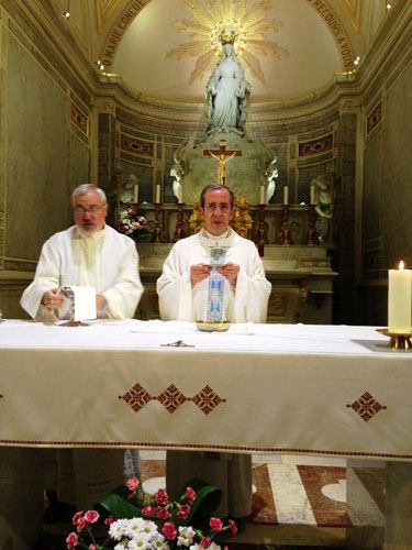 Don Garro e don Occhipinti nella cappella della Medaglia miracolosa