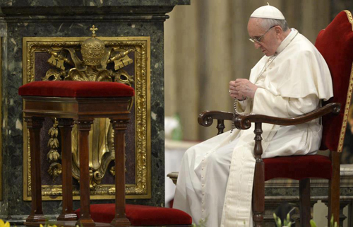 papa Francesco recita il rosario.
