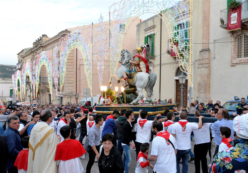 San Giorgio 2015 il simulacro in piazza Duomo