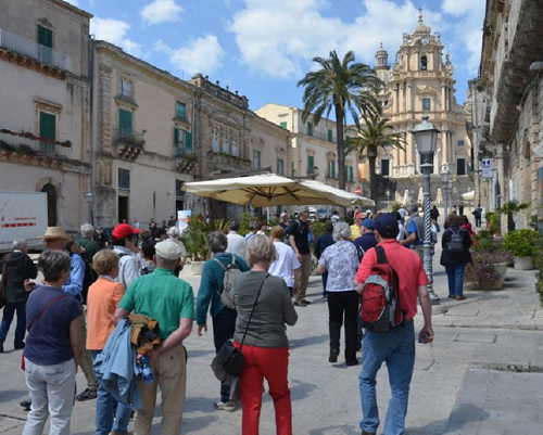 turisti nel sud est della sicilia - ragusa ibla