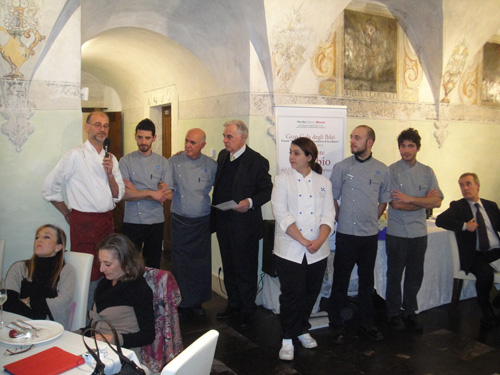 Gli chef Agostini e Barone con Toffolo e i collaboratori di cucina