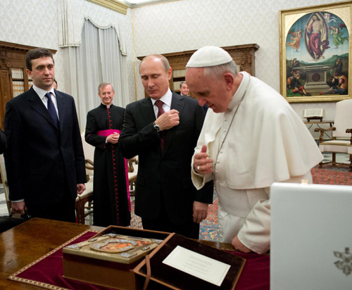 Putin-e-Papa-Francesco-baciano-licona-della-Madonna-di-Vladimir-6
