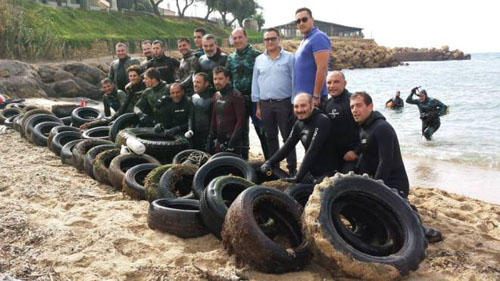 Il sindaco Bruno e il presidente Frustaglia duranta una giornata di pulizia del mare