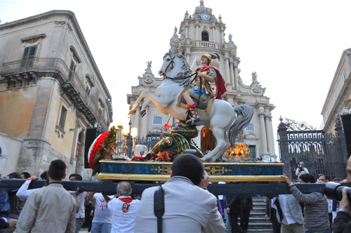San Giorgio 2014 il santo cavaliere dinanzi al Duomo