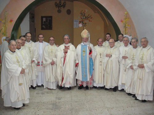 Il ministro provinciale padre Spoto, il vescovo Urso e padre Angelo con confratelli e sacerdoti