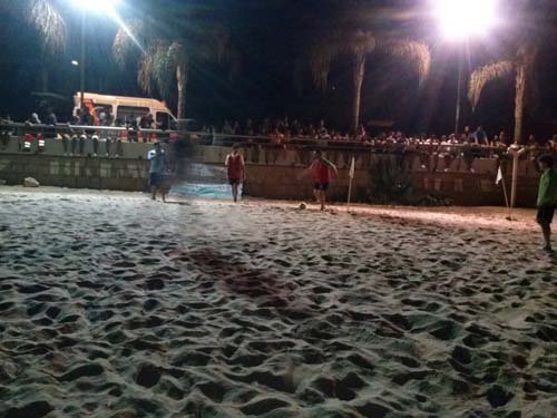 Il beach soccer in notturna