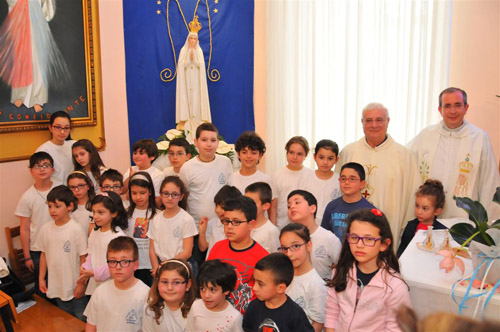 Madonna Pellegrina 2014 don Frasca e don Occhipinti con i bambini
