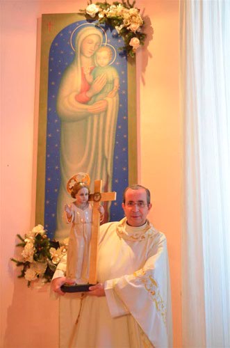 Don Giorgio Occhipinti e il simulacro di Gesù Bambino