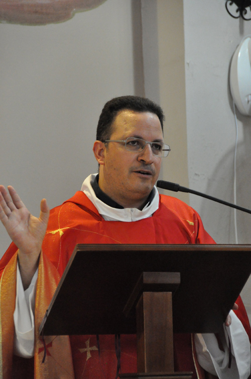 Il parroco Mauro Nicosia