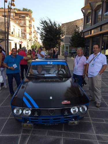Autogiro 2015 la Lancia Fulvia coupè Montecarlo del 1972 con alcuni componenti del direttivo