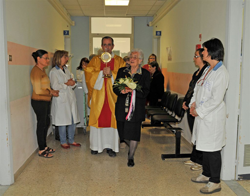 La processione del Sacro Cuore in ospedale