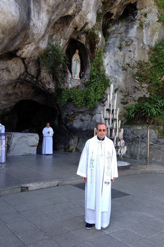 Don Giorgio Occhipinti nella grotta di Lourdes
