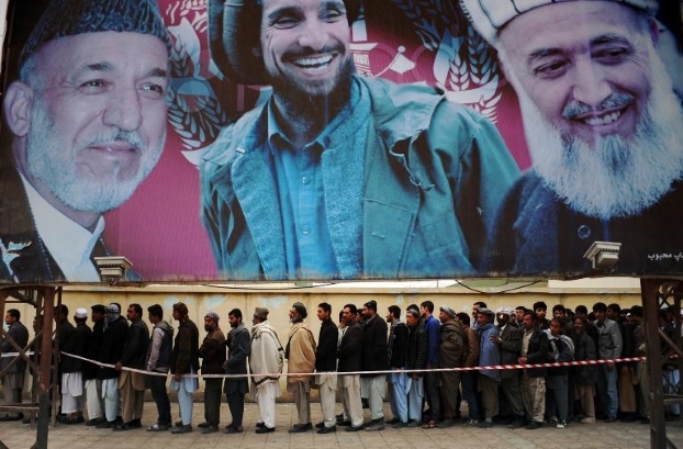 afghani vanno a votare sotto lo sguardo di massud