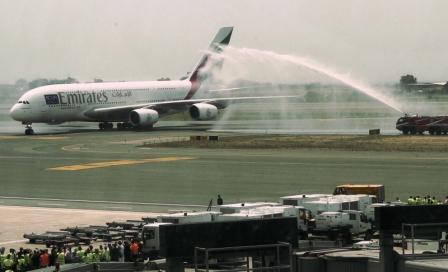 Il 'battesimo' dell'A380 in atterraggio
