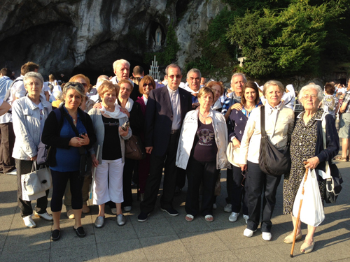Don Giorgio Occhipinti e i pellegrini ragusani a Lourdes