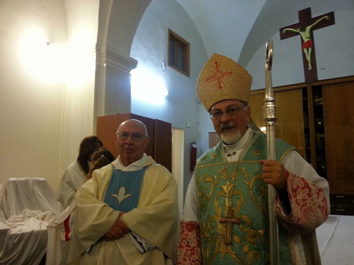 Padre Carmelo Leggio e il vescovo Paolo Urso