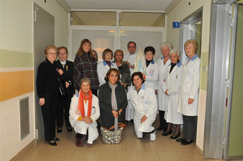 Don Occhipinti e i volontari in ospedale