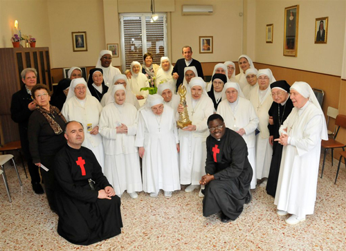 Le suore del Sacro Cuore con i religiosi dell'Ordine dei camilliani