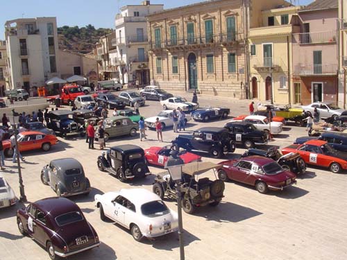 Le auto storiche in piazza Odierna a Ragusa Ibla