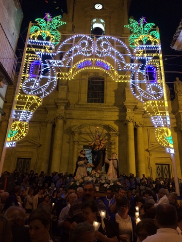 Madonna del Rosario 2014 i fedeli sul sagrato