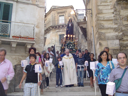 La processione tra le viuzze del quartiere barocco