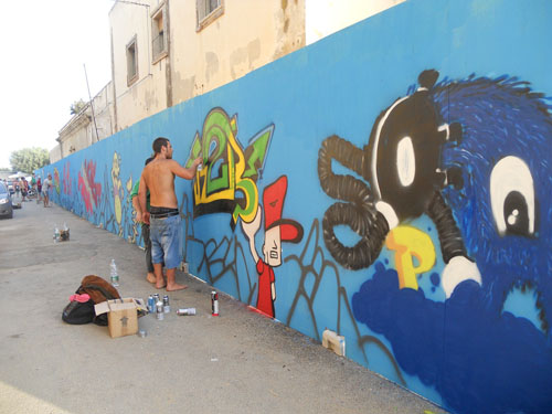 I graffiti dinanzi all'ex caserma Gdf