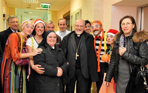Il vescovo, don Occhipinti e i clown in ospedale