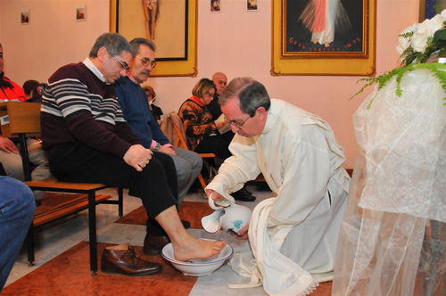 Don Giorgio Occhipinti e il rito della lavanda dei piedi