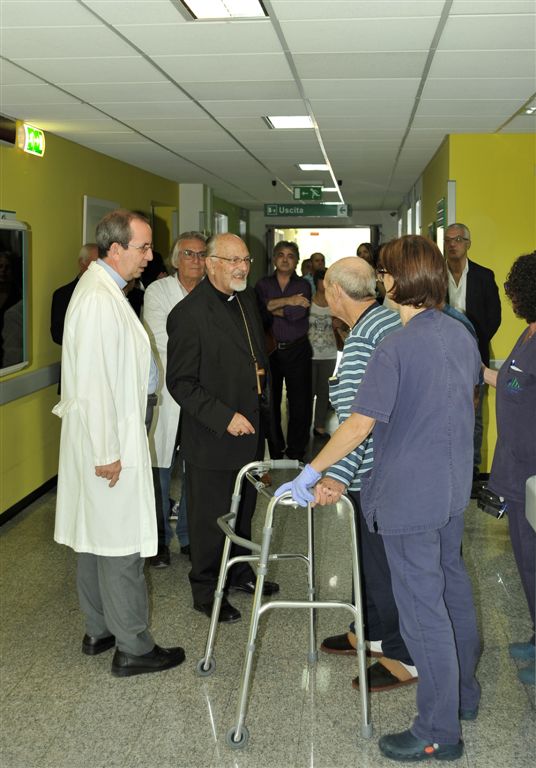 San Luca 2014 il vescovo e alcuni pazienti