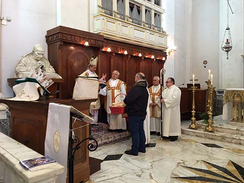 San Giuseppe 2016 il vescovo benedice il pane