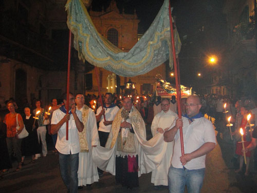 La fiaccolata e la processione con il baldacchino