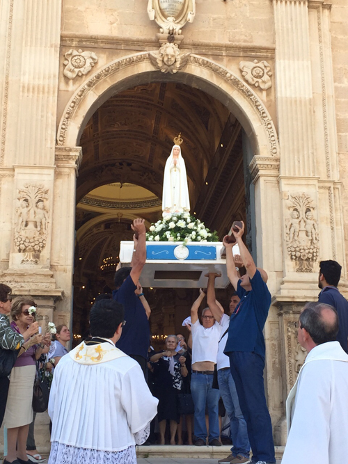 Madonna Pellegrina 2015 l'uscita dalla basilica di San Giovanni