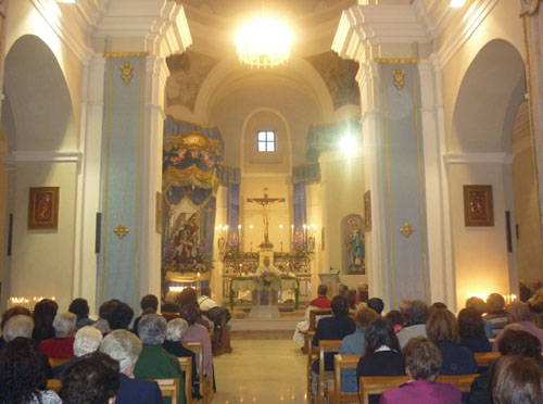 Diocesi di Lamezia Terme - I fedeli in preghiera nella chiesa San Michele Arcangelo di Platania  2014 103