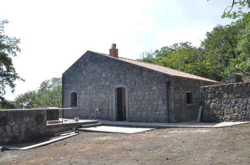 L'ingresso del rifugio durante i lavori di restauro
