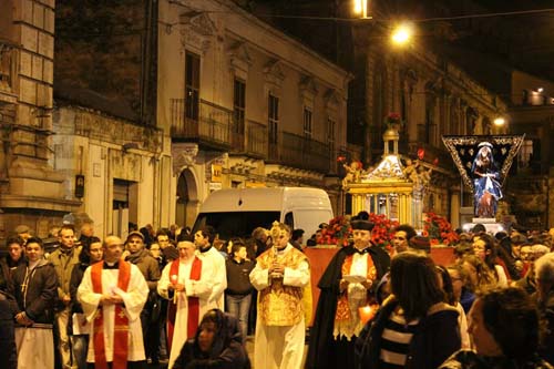 La processione del Venerdì santo con il Cristo morto e l'Addolorata
