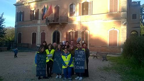 Conferenza dei giovani, giovani crotonesi all'opera  davanti villa Pamphilj a Roma