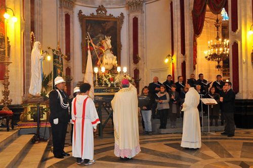 San Giorgio 2014 il vescovo benedice il simulacro