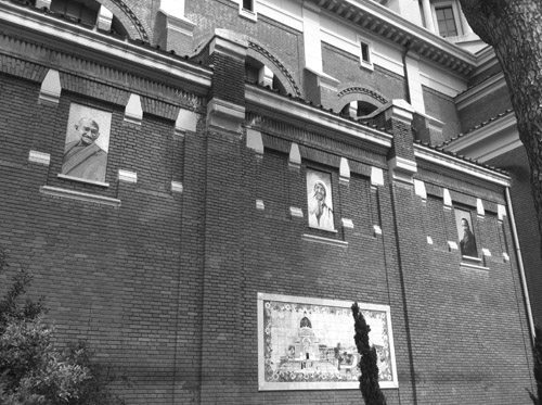 Gandhi e Martin Luther King su facciata Chiesa S. Maria Regina Pacis