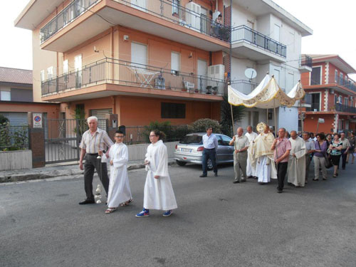 La processione eucaristica di ieri pomeriggio a San Pietro