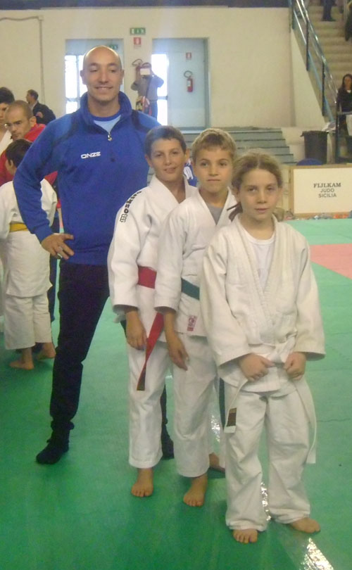 Salvatore Miciluzzo con i piccoli atleti Basaki