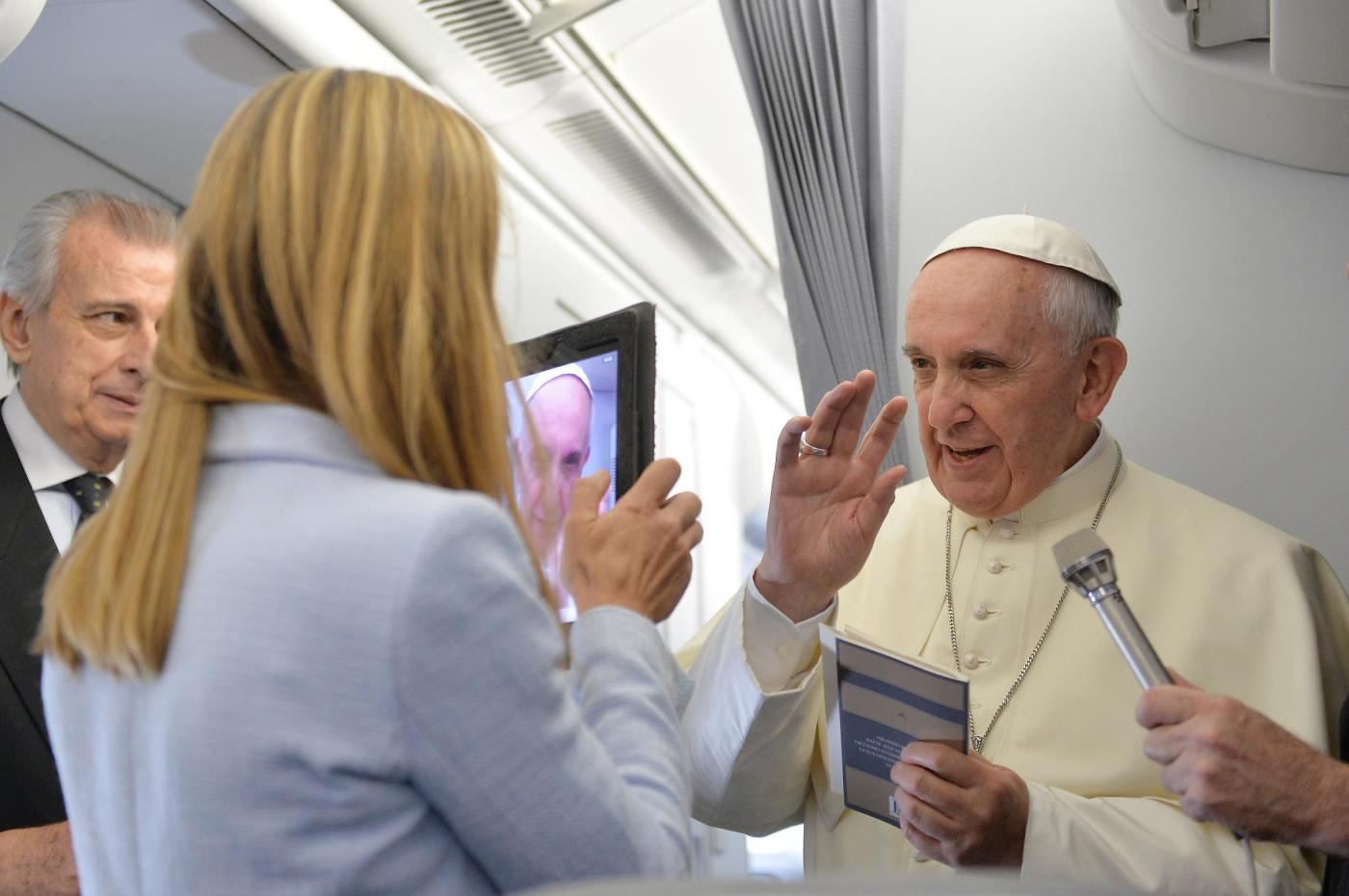 La foto del Papa con i giornalisti