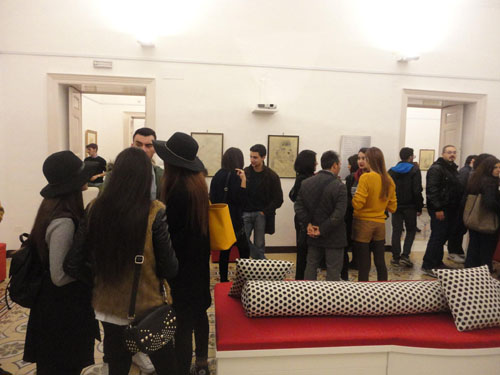 I visitatori alla mostra delle opere di Salvador Dalì