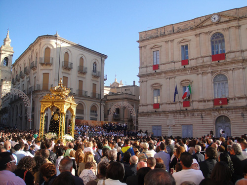 Addolorata 2013 la folla di fedeli in piazza durante il canto dell'inno
