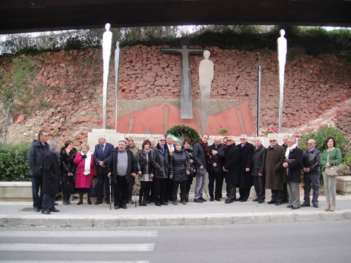 La delegazione dinanzi al monumento ai caduti di viale del Fante