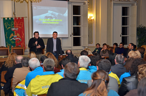 Il presidente del Consiglio Salvo Licandri e l'assessore Daniele Motta di fronte alle associazioni del volontariato
