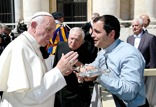 PAPA FRANCESCO BENEDICE IL PASTORALE