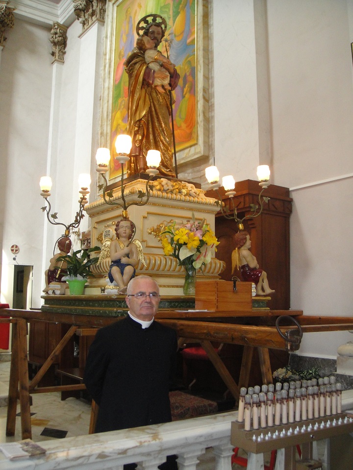 Il parroco don Giovanni Mandarà e il simulacro di San Giuseppe