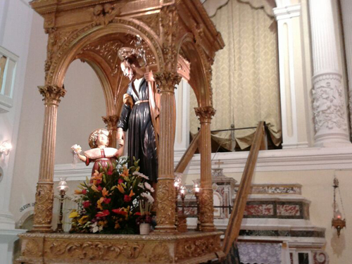 Il simulacro di San Giuseppe dopo la deposizione dall'altare maggiore