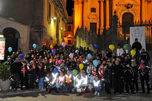 Motofiaccolata 2013 il gruppo dei centauri accanto al Duomo di Ibla