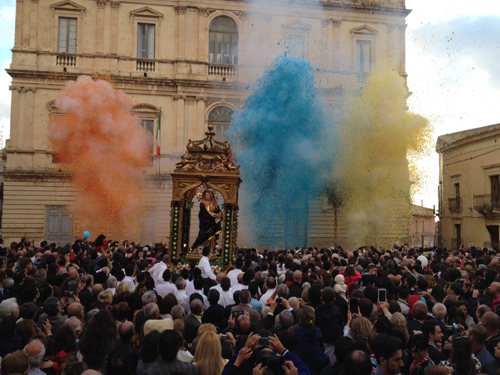 Addolorata 2015 i giochi pirotecnici accanto al simulacro